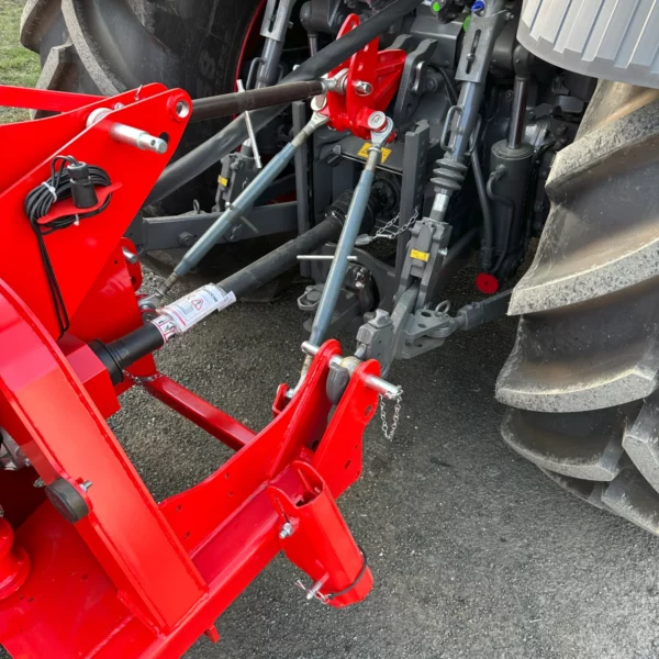 Attelage d'une épareuse gyramax 512, montrant le montage facile